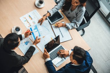 İş adamları grup toplantısı ofiste yukarıdan çekildi. İş kadınları, iş adamları ve ofis çalışanları toplantı masasında proje planlama belgeleriyle takım konferansında çalışıyorlar. Jivy