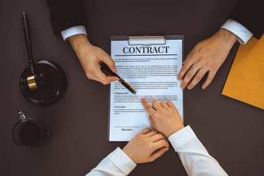 Üst düzey avukat meslektaşları ya da hukuk bürosu masasında çalışan ya da yasal belge hazırlayan hukuk ekibi. Gavel, kanun koyucu ve avukatın adil ve eşit karar vermesi için çekiç. Eşitlik