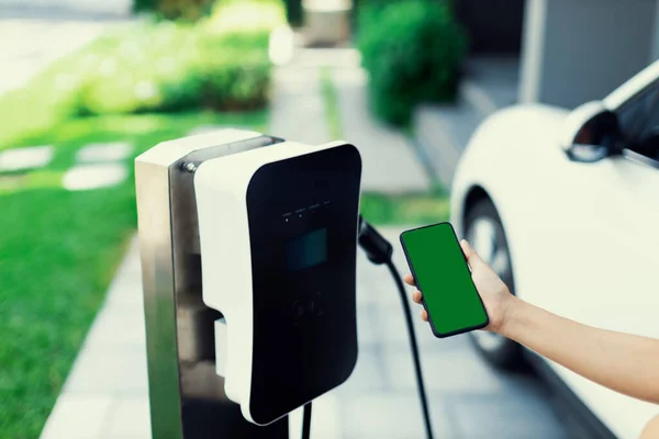 Mockup Telefon Zöld Képernyős Kijelző Energia Állapotát Elektromos Jármű Csatlakozik — Stock Fotó