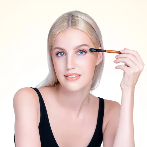 Closeup Beautiful Personable Girl Flawless Applying Eye Shadow Makeup Eyeliner — Fotografia de Stock