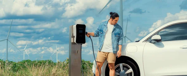 Progressiver Mann Mit Seinem Elektroauto Elektroauto Das Energie Von Der — Stockfoto