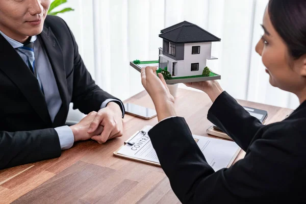 Bauherr Und Immobilienmakler Prüfen Kreditvertrag Diskutieren Laufzeit Zinssatz Und Immobilienbesitz — Stockfoto