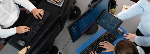 软件开发团队在办公室一起工作 在计算机显示器上对脚本进行编码显示 在技术开发人员公司工作的程序员和软件工程师 开拓性的 — 图库照片