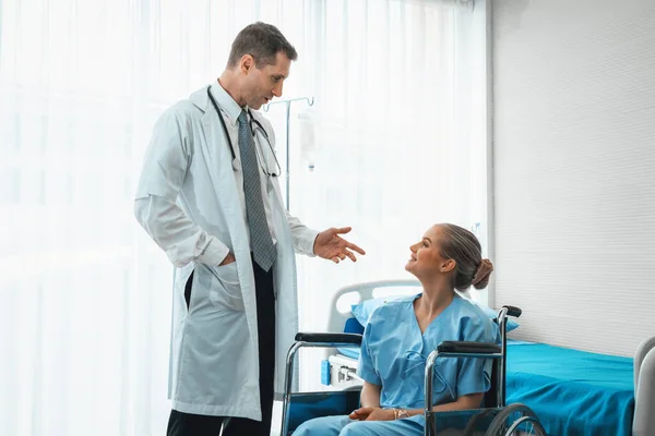 病院や診療所で患者を検査するプロの制服の医師 ヘルスケア 医師のスタッフサービスの概念 ジヴィ — ストック写真