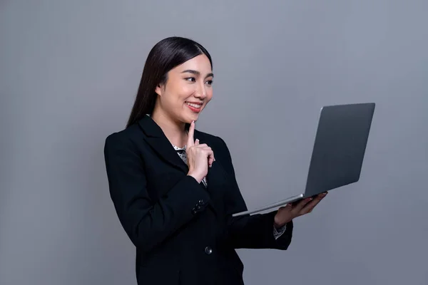Sebevědomá Mladá Asijská Podnikatelka Pózující Laptopem Izolovaném Pozadí Kancelářská Dáma — Stock fotografie