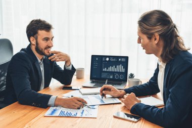 Ofisteki analist ekibi, iş performansını artırmak için bilgisayarında grafik ve çizelge olan BI gösterge panelini kullanarak çalışma alanındaki pazarlama stratejisi için finansal veri analizi yapmakla meşgul. Varlık