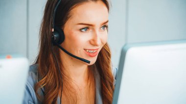 Ofiste çalışan kulaklık takan işadamları uzak müşteri ya da meslektaşlarını desteklemek için çalışıyorlar. Çağrı merkezi, tele pazarlama, müşteri destek acentesi telefon görüşmesinde hizmet sağlıyor. Jivy