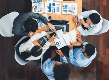 Üst düzey çok ırklı analiz ekibi, stratejik karar için finansal verileri analiz etmek amacıyla dizüstü bilgisayarda BI gösterge ekranını kullanıyor. Fintech pazarlama göstergelerini analiz ediyor. Uyum
