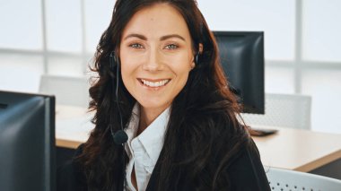 Ofiste çalışan kulaklık takan işadamları uzak müşteri ya da meslektaşlarını desteklemek için çalışıyorlar. Çağrı merkezi, tele pazarlama, müşteri destek acentesi telefon görüşmesinde hizmet sağlıyor. Jivy