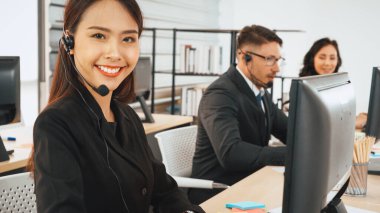 Ofiste çalışan kulaklık takan işadamları uzak müşteri ya da meslektaşlarını desteklemek için çalışıyorlar. Çağrı merkezi, tele pazarlama, müşteri destek acentesi telefon görüşmesinde hizmet sağlıyor. Jivy