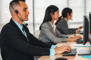 Ofiste çalışan kulaklık takan işadamları uzak müşteri ya da meslektaşlarını desteklemek için çalışıyorlar. Çağrı merkezi, tele pazarlama, müşteri destek acentesi telefon görüşmesinde hizmet sağlıyor. Jivy