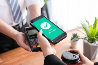 Akıllı telefon uygulamasında barkod taraması yapan kusursuz nakit ödemeler. QR kod teknolojisi, mobil bankacılık uygulaması ile modern alışveriş tarzı için hızlı ve güvenli işlemler. Sevinçli.
