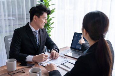 Ofisteki analist ekibi veri analizi ve pazarlama stratejisini güçlü takım çalışmasıyla yapılan toplantıda iş performansını artırmak için BI gösterge paneli ve istatistikleri kullanarak tartışıyor. Sevinçli.