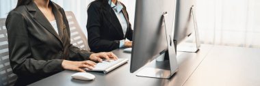 Şirket işyerindeki bilgisayarlarda çalışan profesyonel iş adamları. Ofiste modern teknoloji ve verimli çalışma ortamı ile çalışan bir ofis çalışanı. Dahi.