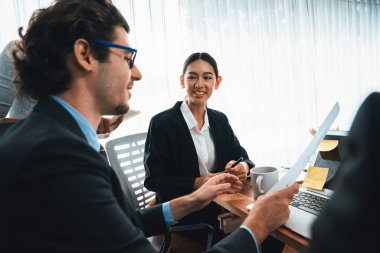 Modern ofis ortamında çalışan çeşitli etnik gruplardan çeşitli iş adamları. Üretken ve çok ırklı ofis çalışanları stratejik ticari pazarlama konusunda tartışmaya giriştiler. Habiliment