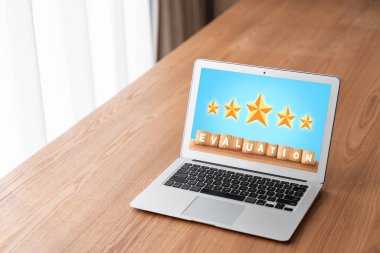 Pazarlama stratejisi planlaması için modem yazılım bilgisayarında müşteri memnuniyeti ve değerlendirme analizi