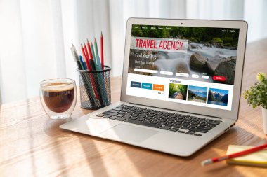 Model arama ve seyahat planlama için internet sitesi uçuş, otel ve tur rezervasyonları için anlaşma ve paket sunuyor