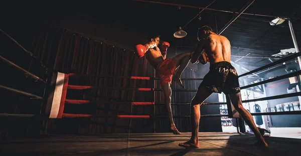 Boxeador Asiático Caucásico Muay Thai Desencadena Ataque Rodilla Una Feroz —  Fotos de Stock
