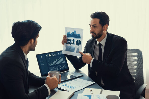 Занятая команда аналитиков обсуждает финансовые данные на цифровой приборной панели, анализирует диаграмму и график с помощью программного обеспечения для передачи данных на экране ноутбука. Бизнес-аналитика и Fintech. Пылкий