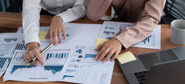 Closeup Analyst Team Colleagues Discuss Financial Data Digital Dashboard Analyzing — Stock Photo, Image