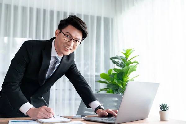 Geschäftsmann Arbeitet Laptop Für Den Schreibtisch Büro Kluge Führungskräfte Recherchieren — Stockfoto
