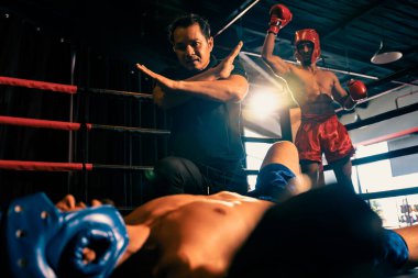 Boks hakemi müdahale etti, nakavt üstüne nakavt olan rakibini kontrol etmek için dövüşü durdurdu. Hakem nakavttan sonra boksör dövüşçülerinin güvenliği için arka planda poz vererek maçı durdurdu. Impetus