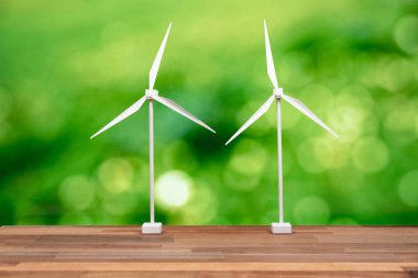 Ofis masa tasarımındaki rüzgar türbini ya da rüzgar türbini modeli temiz ve sağlıklı ekoloji ve çevre için sıfır CO2 kirliliği ile sürdürülebilir enerji kavramının modern çözümünü sembolize etmektedir. Değiştir