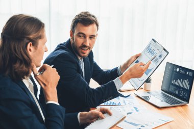 Ofisteki analist ekibi, iş performansını artırmak için bilgisayarında grafik ve çizelge olan BI gösterge panelini kullanarak çalışma alanındaki pazarlama stratejisi için finansal veri analizi yapmakla meşgul. Varlık