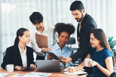 Mutlu iş adamları birlikte çalışır, şirket ofisinde tartışırlar. Profesyonel ve çeşitlilik takım çalışması iş planını bilgisayarda tartışır. Modern çok kültürlü ofis çalışanı. Uyum