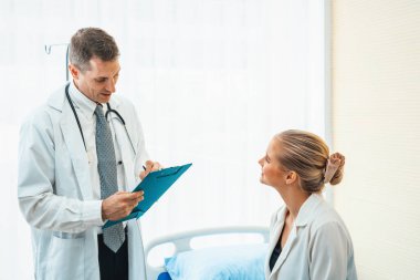 Profesyonel üniformalı doktor hastanedeki ya da klinikteki hastayı muayene ediyor. Sağlık, tıbbi ve doktor servis konsepti. Jivy