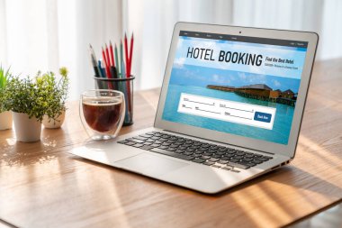 Çevrimiçi otel konaklama rezervasyon sitesi mod rezervasyon sistemi sağlar. Seyahat teknolojisi kavramı .