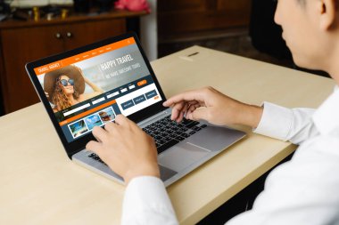 Model arama ve seyahat planlama için internet sitesi uçuş, otel ve tur rezervasyonları için anlaşma ve paket sunuyor