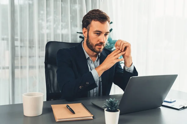 Geschäftsmann Schwarzen Anzug Arbeitet Seinem Schreibtisch Laptop Intelligente Führungskräfte Recherchieren — Stockfoto