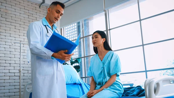 Arzt Uniform Untersucht Patient Krankenhaus Oder Der Klinik Gesundheitswesen Medizinisches — Stockfoto