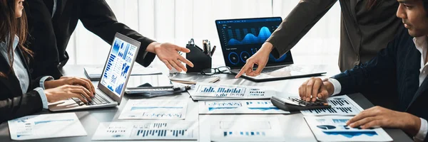 Panorama Disparó Equipo Analista Utilizando Fintech Para Analizar Informe Financiero — Foto de Stock