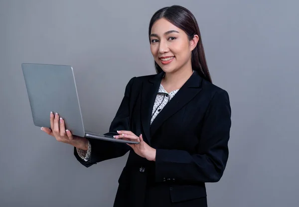 Pewna Siebie Młoda Azjatycka Bizneswoman Pozująca Laptopem Odosobnionym Tle Urzędniczka — Zdjęcie stockowe