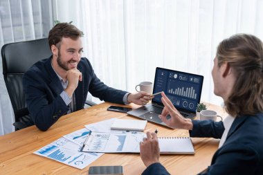 Ofisteki analist ekibi, iş performansını artırmak için bilgisayarında grafik ve çizelge olan BI gösterge panelini kullanarak çalışma alanındaki pazarlama stratejisi için finansal veri analizi yapmakla meşgul. Varlık