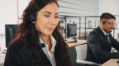 Ofiste çalışan kulaklık takan işadamları uzak müşteri ya da meslektaşlarını desteklemek için çalışıyorlar. Çağrı merkezi, tele pazarlama, müşteri destek acentesi telefon görüşmesinde hizmet sağlıyor. Jivy