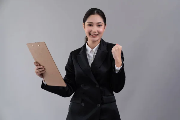 Confiante Jovem Empresária Asiática Terno Formal Segurando Prancheta Com Gesto — Fotografia de Stock