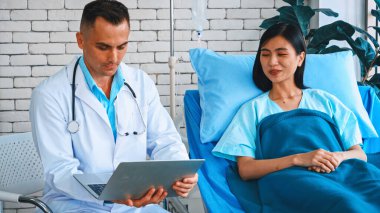 Profesyonel üniformalı doktor hastanedeki ya da klinikteki hastayı muayene ediyor. Sağlık, tıbbi ve doktor servis konsepti. Jivy