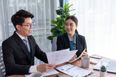 Ofisteki analist ekibi veri analizi ve pazarlama stratejisini güçlü takım çalışmasıyla yapılan toplantıda iş performansını artırmak için BI gösterge paneli ve istatistikleri kullanarak tartışıyor. Sevinçli.