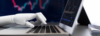 Otomatik borsa konsepti. Borsadaki finansal verileri analiz eden robot el, borsadaki fiyat değişikliğini tahmin etmek için yapay zeka kullanımı. Önde.
