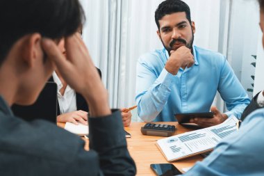 Çok ırklı analist ekibi toplantı masasındaki mali raporu analiz etmek için BI gösterge tablosunu kullanıyor. Çeşitli iş adamlarından oluşan bir grup, iş pazarlama kararı için FIntech 'in veri analizini kullanır. Uyum