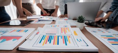 Bulanık analist ekibiyle panorama karesi ve grafik karesini odakla. İş görüşü için masadaki mali konsolu, beyin fırtınasını ve raporları analiz etmek için BI Fintech 'i kullan. İnceleyin