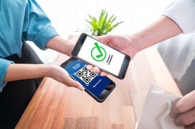 Akıllı telefon uygulamasında barkod taraması yapan kusursuz nakit ödemeler. QR kod teknolojisi, mobil bankacılık uygulaması ile modern alışveriş tarzı için hızlı ve güvenli işlemler. Sevinçli.