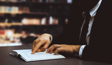 Siyah takım elbiseli iş adamı veya avukat okul kütüphanesinin hukuk kitabı geçmişi, profesyonellik kavramı ve yüksek lisans derecesi veya hukuk diploması. Eşitlik