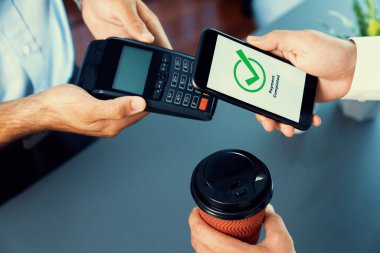 NFC QR kod cihazı ile el ele tutuşan akıllı telefon, hızlı dijital işlemler için temas kurulamayan ödeme kodlarını tarıyor. Modern yaşam tarzı ödeme teknolojisi için cep telefonundaki online bankacılık uygulaması. coşkulu