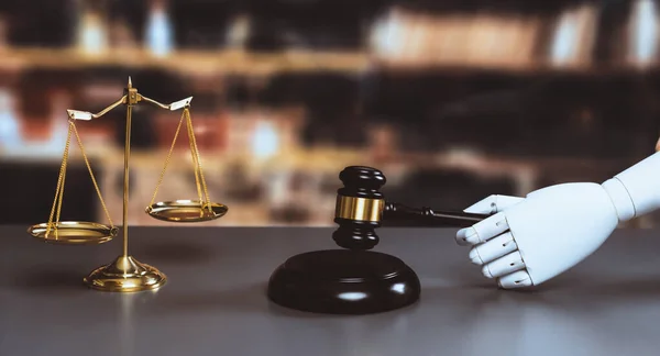 未来高效 公正的司法系统的创新概念 在人工智能法官透明的司法程序中 通过近距离机器人手拿着木槌作为人工智能 平衡兼顾 — 图库照片