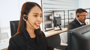 Ofiste çalışan kulaklık takan işadamları uzak müşteri ya da meslektaşlarını desteklemek için çalışıyorlar. Çağrı merkezi, tele pazarlama, müşteri destek acentesi telefon görüşmesinde hizmet sağlıyor. Jivy