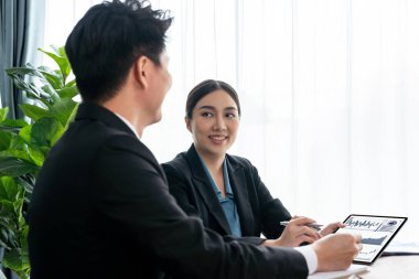 Ofisteki analist ekibi, veri analizi ve pazarlama stratejisini, BB paneli ve tablet ekranındaki istatistik ekranı kullanarak, takım çalışmasıyla olan iş performansını artırmak için tartışıyor. Sevinçli.